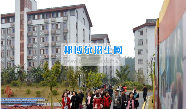 南充市建華職業(yè)中學開展“請進來，走出去”校際交流活動