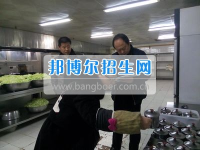 市食藥局、教育局領(lǐng)導(dǎo)到四川省什邡市職業(yè)中專學(xué)校食堂檢查開學(xué)工作
