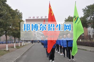 四川省什邡市職業(yè)中專學校拉練路上，我們擼起袖子邁步向前