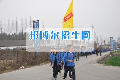 四川省什邡市職業(yè)中專學校拉練路上，我們擼起袖子邁步向前