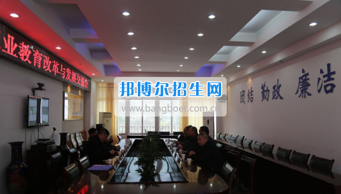 儀隴縣教育局長一行赴天坤四川省古藺縣職業(yè)高級(jí)中學(xué)校參觀考察