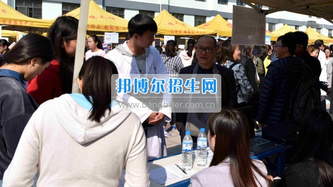 2017屆云南省醫(yī)藥類(lèi)高職高專(zhuān)畢業(yè)生供需見(jiàn)面會(huì)在昆明衛(wèi)生職業(yè)學(xué)院成功舉辦