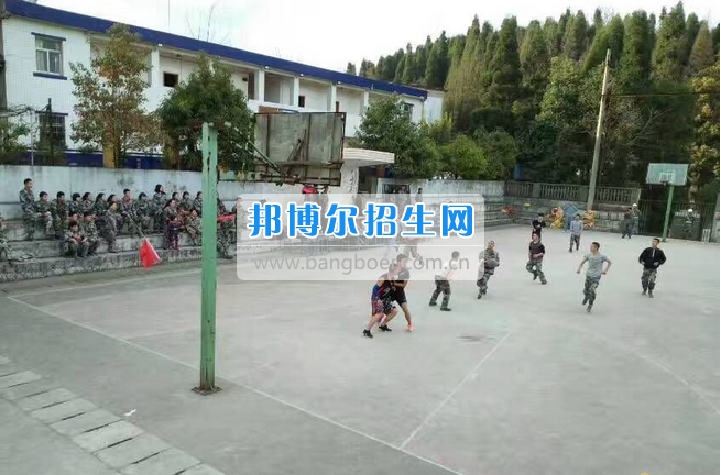 2017年貴陽(yáng)行知科技職業(yè)學(xué)校中專(zhuān)部與高中部舉行籃球友誼賽