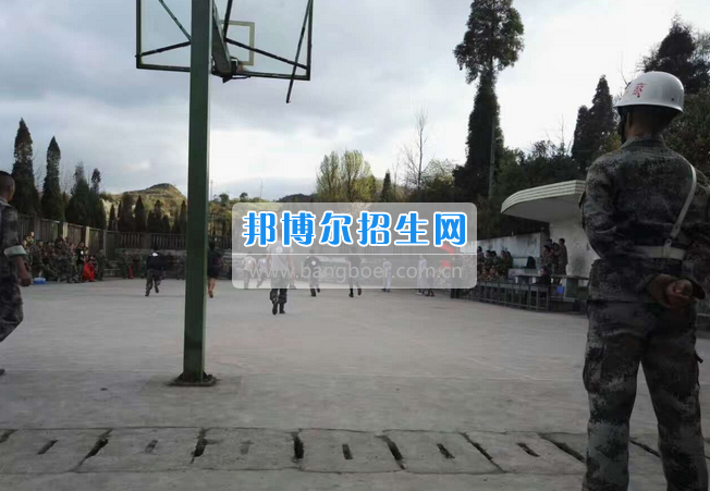 2017年貴陽(yáng)行知科技職業(yè)學(xué)校中專(zhuān)部與高中部舉行籃球友誼賽