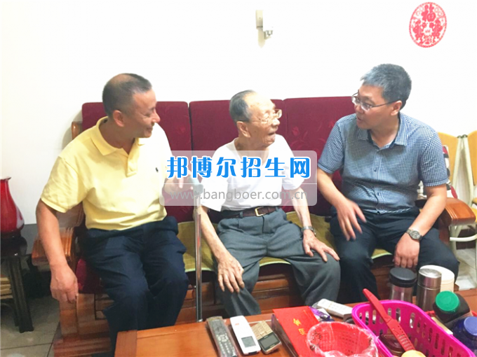 成都中醫(yī)藥大學(xué)領(lǐng)導(dǎo)走訪(fǎng)慰問(wèn)老黨員、困難黨員和群眾代表