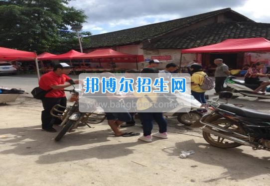 貴州大學(xué)科技學(xué)院暑期社會(huì)實(shí)踐服務(wù)團(tuán)好花紅分隊(duì)深入九門(mén)村、金田村、好花紅村開(kāi)展禁毒防艾宣傳