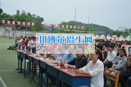 　　我校隆重舉行2017年預(yù)備班學(xué)生“各展所長(zhǎng)，揚(yáng)帆起航”文藝匯演  　　為了豐富同學(xué)們的課余生活，提高同學(xué)們的文藝素養(yǎng)，增強(qiáng)班級(jí)間的凝聚力和親和力。6月2日晚，我校在球類運(yùn)動(dòng)場(chǎng)舉辦了預(yù)備班“各展所長(zhǎng)，揚(yáng)帆起航”學(xué)生文藝匯演，全體預(yù)備班學(xué)生和職高部學(xué)生共800多名以及20多名教職工觀看了演出。  　　此次文藝匯演的節(jié)目?jī)?nèi)容形式多樣、內(nèi)容豐富，激情的開場(chǎng)舞——《GOODBOY》中拉開了帷幕，伴隨著一陣陣掌聲，歌舞、小品、朗誦、相聲等精心準(zhǔn)備的22個(gè)精彩的節(jié)目為觀眾呈現(xiàn)了一道豐富的視聽盛宴，最后全體師生齊唱的《難忘今宵》把本場(chǎng)文藝匯演推向了高潮，掌聲和歡呼聲此起彼伏，臺(tái)上臺(tái)下成了一片激情四溢的海洋，本場(chǎng)文藝匯演畫上了圓滿的句號(hào)。  　　此次文藝匯演演出的成功舉辦，充分彰顯了我校預(yù)備班學(xué)生的個(gè)性，讓預(yù)備班學(xué)生充分感受到育才職高的魅力。