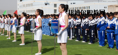 升學都是選拔性的考試，所以對同學們都有分數(shù)要求是很正常的，而初中升學又分為高中和普通中職學校，而這兩個之間的錄取都是不一樣的，在分數(shù)上面的要求區(qū)別比較大，那么，白銀工業(yè)學校招生錄取分數(shù)線是多少呢?接下來就為同學們整理一下。  白銀工業(yè)學校錄取分數(shù)線 白銀市普高錄取分數(shù)線：460分  白銀工業(yè)學校拓展閱讀 學校擁有一支學歷層次高、專業(yè)水平強、敬業(yè)愛崗、專兼結合、充滿活力的高素質(zhì)教師隊伍，學?，F(xiàn)有專兼結合的教師近200人。其中，研究生學歷11人，本科學歷89人，學歷合格率達92%以上;有高級職稱25人，中級職稱76人;基礎課教師48人，專業(yè)課教師67人，實習指導教師33人，雙師型教師占16人。教師的學歷、職稱結構合理，完全能滿足學校的教學、實習實訓需要。  學校擁有十一個專業(yè)實訓室。即電子電工實訓室、建筑材料實訓室、機電一體化實訓室、電焊實訓室、電器維修實訓室、電鋼琴實驗實訓室、金工實訓室、模具數(shù)控實訓室、CID制圖室、中高級電工考核室、銑工實訓室。擁有四大實驗室，即化工實驗室、物理實驗室、財會模擬實驗室、語音實驗室。擁有六個微機室，多媒體教室、電教室等現(xiàn)代化教學設施。并建成校園網(wǎng)及遠程教育網(wǎng)。學校將于5月份開工興建的實訓樓建成后，將進一步改善實訓條件。學校分南北兩個校區(qū)，占地面積500余畝，校舍建筑面積66000平方米。  上文，就是小編為同學們整理的關于白銀工業(yè)學校所在地的普高錄取分數(shù)線，同學們可以通過這個分數(shù)線來分析自己現(xiàn)在的一個成績，能夠上高中的話及盡量的上高中。