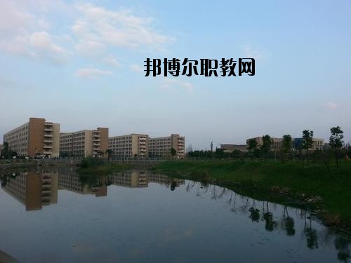 內(nèi)江鐵路機(jī)械學(xué)校2020年報(bào)名條件、招生要求、招生對(duì)象