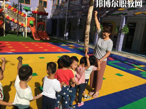 隨著我國人口基數(shù)的大幅上漲，我國幼兒園的數(shù)量呈現(xiàn)逐年遞增的趨勢，但符合現(xiàn)在教育標(biāo)準(zhǔn)的專業(yè)性幼兒教師卻少之又少，所以說幼兒教師行業(yè)是現(xiàn)目前非常有發(fā)展前途的行業(yè)之一。近日就有不少同學(xué)咨詢小編關(guān)于成都女生讀幼師學(xué)校學(xué)什么專業(yè)好?女生若是想學(xué)幼師類專業(yè)，可以選擇的專業(yè)方向是很多的，在這里就給大家介紹一下。  學(xué)前教育專業(yè)就業(yè)前景 在早期教育方面，0-3歲是人的一生中發(fā)展最重要的時期。一個人的學(xué)習(xí)能力的50%是在生命的頭4年中發(fā)展起來的，初生嬰兒的腦發(fā)育比15歲孩子快1000倍。很多思想和智力是在3歲前打下基礎(chǔ)的。0-3歲是嬰幼兒成長的關(guān)鍵期：最初的身體素質(zhì)、智力發(fā)展、個性品質(zhì)的形成于發(fā)展都是從這里開始的。越來越多的家長開始接受并重視早期教育，早期教育在我國經(jīng)過10余年的發(fā)展已經(jīng)形成相當(dāng)?shù)囊?guī)模，不僅是大城市，就算是三、四線城市也隨處可見大大小小的“親子園”“親子中心”“早教中心”等早教機(jī)構(gòu)，但專業(yè)的早期教育師資嚴(yán)重不足。  學(xué)前教育專業(yè)就業(yè)崗位 1、教師或兒童顧問;  2、兒童發(fā)展評估和指導(dǎo)人員、兒童教育和衛(wèi)生發(fā)展政策制定者、兒童教育咨詢專家——在有關(guān)政府機(jī)關(guān)、各大醫(yī)院的兒科門診工作;  3、兒童專欄節(jié)目采編人員——在報社、雜志社、電臺電視臺等媒體工作;  4、各類兒童用品開發(fā)的專業(yè)顧問或市場調(diào)查和分析專業(yè)人士等。  幼師專業(yè)介紹 培養(yǎng)目標(biāo)：本專業(yè)培養(yǎng)熱愛幼兒教育事業(yè)，能適應(yīng)幼兒教育改革與發(fā)展的需要，關(guān)愛幼兒，有良好的師德、寬厚的科學(xué)文化知識和扎實的學(xué)前教育專業(yè)理論，具有過硬的專業(yè)技能、教育能力及教育研究的意識和能力，綜合素質(zhì)高，能在托幼機(jī)構(gòu)從事0-6歲保教、管理工作的幼兒教師。  核心課程：舞蹈，視唱，琴法，樂理，聲樂，美術(shù)，鍵盤和聲與伴奏，幼兒歌曲伴奏，玩教具制作，教師口語，教師禮儀，幼兒游戲與主持，幼兒教育學(xué)，兒童文學(xué)，幼兒衛(wèi)生與保健，幼兒心里學(xué)，幼師英語，珠心算等。  女生讀學(xué)前教育怎么樣 學(xué)前教育前景不錯，對女孩來說尤其是不錯的選擇。特別是有品牌的幼兒園，十分吃香。  隨著我國幼教事業(yè)的迅速發(fā)展，對于幼兒教師和管理人員的需求驟增，幼師專業(yè)的畢業(yè)生供不應(yīng)求。盡管今年來全國各地一些院校增建了學(xué)前教育專業(yè)來培養(yǎng)幼兒教師，仍然不能滿足整個社會的需求。  國家中長期教育改革和發(fā)展規(guī)劃綱要(2010-2020年)中指出，到2020年，普及學(xué)前一年教育，基本普及學(xué)前兩年教育，重視0至3歲嬰幼兒教育。大力發(fā)展公辦幼兒園，積極扶持民辦幼兒園。嚴(yán)格執(zhí)行幼兒教師資格標(biāo)準(zhǔn)，依法落實幼兒教師地位和待遇。  上面關(guān)于成都女生讀幼師學(xué)校學(xué)什么專業(yè)好，小編給大家介紹了。幼教專業(yè)現(xiàn)在已經(jīng)成為了當(dāng)代女生選擇的熱門的教育行業(yè)之一。因為幼師是孩子成長關(guān)鍵的存在，越來越多的孩子需要受到教育，幼兒教師在今后的道路是很寬廣的。對于女生來說，幼師專業(yè)還是不錯的，因為將來從事工作上會有許多優(yōu)勢，比較好就業(yè)。