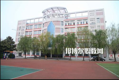 重慶輕工業(yè)技工學(xué)校2022年學(xué)費、收費多少 