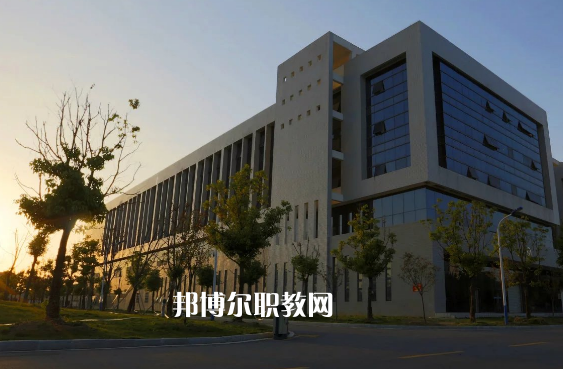 安徽阜陽技師學(xué)院2022年報名條件、招生要求、招生對象