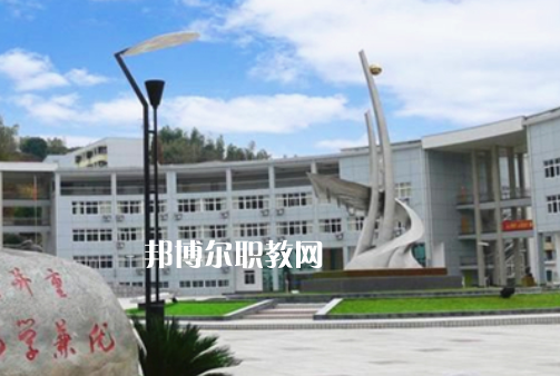 曲靖技工學(xué)校2022年報(bào)名條件、招生要求、招生對象