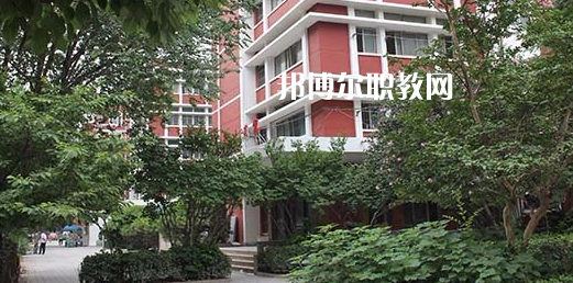 濟南應(yīng)用技術(shù)職業(yè)中等專業(yè)學(xué)校地址在哪里，哪個地區(qū)，哪個城市?