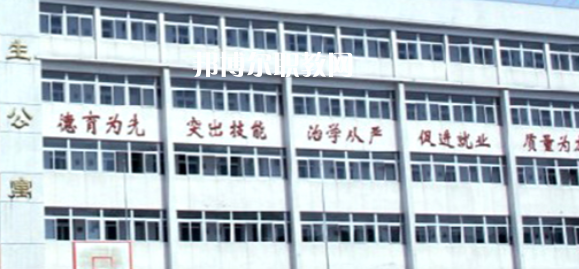 南京市公用事業(yè)技工學(xué)校學(xué)費(fèi)：*********，具體各專業(yè)學(xué)費(fèi)明細(xì)如下，希望對(duì)大家有幫助，邦博爾小編整理的南京市公用事業(yè)技工學(xué)校學(xué)費(fèi)信息僅供參考，如有變動(dòng)，以學(xué)校官方最新消息為準(zhǔn)。  一、南京市公用事業(yè)技工學(xué)校學(xué)費(fèi)多少錢(學(xué)費(fèi)明細(xì)) 1、南京市公用事業(yè)技工學(xué)校各專業(yè)學(xué)費(fèi)收費(fèi)標(biāo)準(zhǔn)  2、南京市公用事業(yè)技工學(xué)校住宿費(fèi)標(biāo)準(zhǔn)：500元/學(xué)年  3、南京市公用事業(yè)技工學(xué)校資助政策  學(xué)校嚴(yán)格按物價(jià)局核定的標(biāo)準(zhǔn)收費(fèi)，在校生享受政府免學(xué)費(fèi)政策。符合條件的優(yōu)秀學(xué)生和貧困生，按規(guī)定享受國(guó)家勵(lì)志獎(jiǎng)學(xué)金和助學(xué)金。  學(xué)校實(shí)行獎(jiǎng)學(xué)金制度，對(duì)比亞迪冠名班，開沃集團(tuán)南京金龍冠名班，天泓冠名班和品學(xué)兼優(yōu)的優(yōu)秀學(xué)生給予獎(jiǎng)勵(lì)。  二、南京市公用事業(yè)技工學(xué)校簡(jiǎn)介 多年來(lái)，學(xué)校與一百多家企事業(yè)單位建立了用人協(xié)作關(guān)系，為畢業(yè)生建立了暢通的就業(yè)渠道，部分專業(yè)已采用“定單式定向委培”輸送就業(yè)。  2004年以來(lái)，每年就業(yè)率始終在98.5%以上，畢業(yè)生就業(yè)去向主要為公交行業(yè)，如南京公交、中北巴士、新城巴士等;  汽車制造行業(yè)，如南京南汽集團(tuán)MG汽車制造公司、南京長(zhǎng)安汽車制造公司等;  汽車銷售(4S店)和維修行業(yè)如江蘇天泓汽車服務(wù)有限公司、南京朗馳集團(tuán)有限公司和江蘇省外事旅游汽車公司汽車修理總廠、南京新港汽車維修公司等。